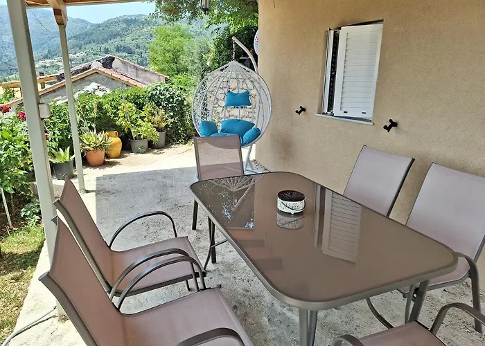 Semesterbostad Tsanes